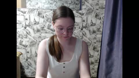 Snapshot of honey_mood chatting on October 8, 2:01 pm Lina online show from October 8, 2:01 pm