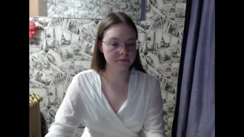 Snapshot of honey_mood chatting on September 28, 4:27 pm Lina online show from September 28, 4:27 pm