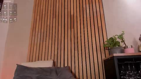 Sofia independent model online show from March 15, 1:03 pm