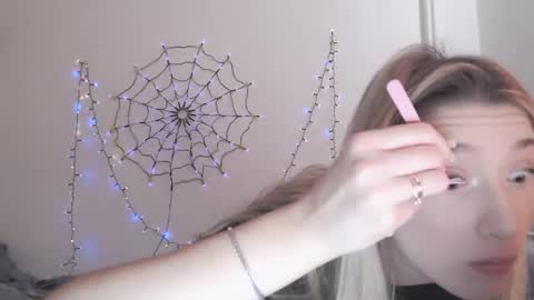 honeyveil online show from November 24, 11:20 am