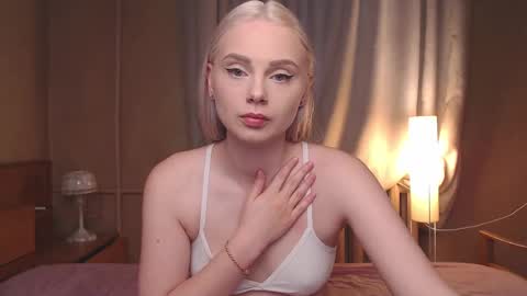 Snapshot of hornylland chatting on March 5, 12:44 pm Nikki online show from March 5, 12:44 pm