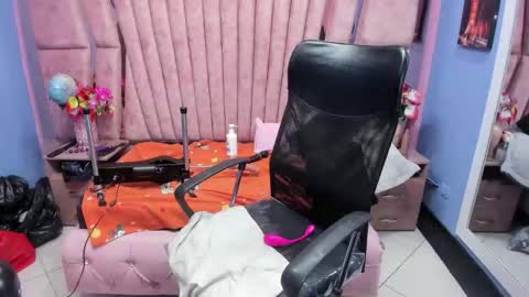 Snapshot of hornyskinny26 chatting on October 19, 6:07 am hornyskinny26 online show from October 19, 6:07 am