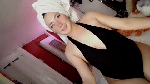 its me CLAUDIA online show from April 6, 11:44 am