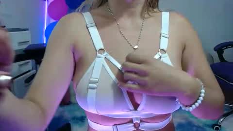 Snapshot of hot_sexy_bunny chatting on October 21, 2:43 pm hot sexy bunny online show from October 21, 2:43 pm