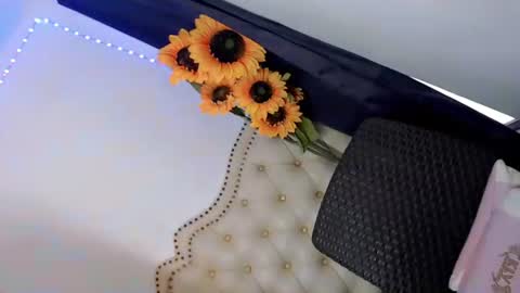 hotgirl_krisxx online show from October 4, 8:45 am