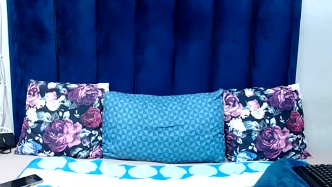 hotsmalltitsx online show from June 19, 6:58 pm