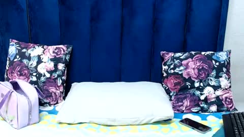 hotsmalltitsx online show from July 22, 8:00 pm