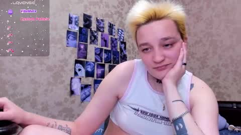Snapshot of hotty_linn chatting on October 10, 5:19 pm Linn online show from October 10, 5:19 pm