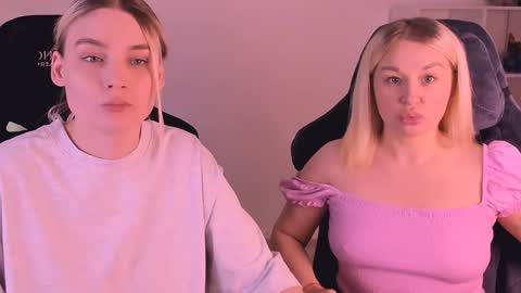 Snapshot of hottyblonds chatting on December 31, 5:40 pm Nessie and Jessie online show from December 31, 5:40 pm