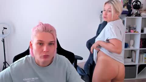 Snapshot of hottyblonds chatting on September 29, 10:47 am Nessie and Jessie online show from September 29, 10:47 am