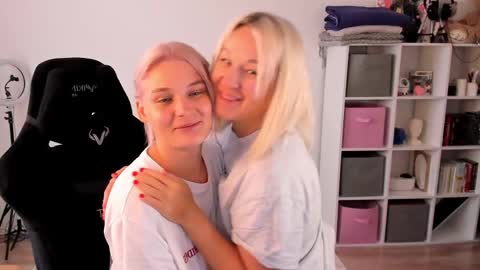 Snapshot of hottyblonds chatting on September 18, 11:25 am Nessie and Jessie online show from September 18, 11:25 am