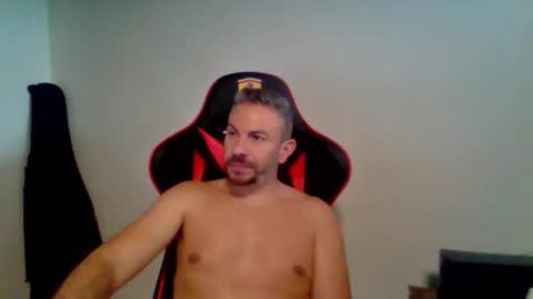 Snapshot of huge__cumshot chatting on October 5, 9:29 am huge__cumshot online show from October 5, 9:29 am