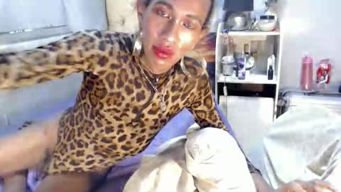 hugecock_caramel online show from May 3, 3:45 am