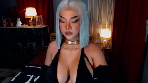 Snapshot of hugecockchristine chatting on October 3, 5:21 pm Christine online show from October 3, 5:21 pm