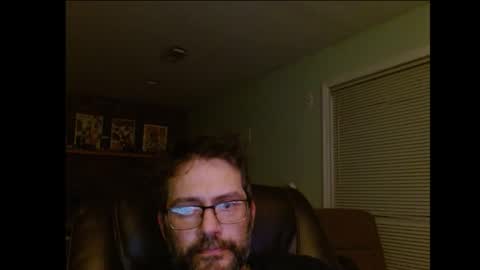 Snapshot of hunglonelyguy chatting on October 27, 12:32 am LonelyGuy online show from October 27, 12:32 am