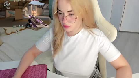 HiI am  EvaPVT is open  online show from May 17, 3:32 pm