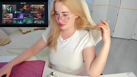 HiI am  EvaPVT is open  online show from May 16, 3:22 pm