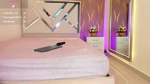 iam_nicolle online show from October 18, 1:26 pm