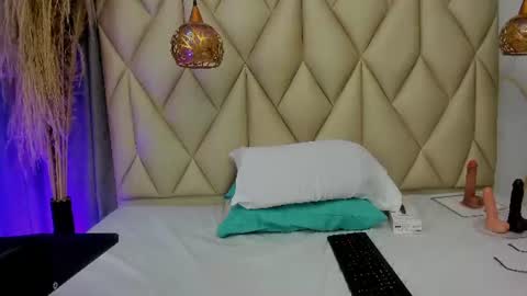 ibbie_ online show from June 19, 12:11 pm