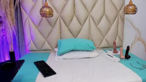 ibbie_ online show from July 8, 12:19 pm