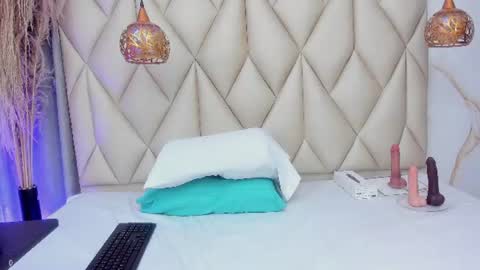 ibbie_ online show from June 17, 12:21 pm