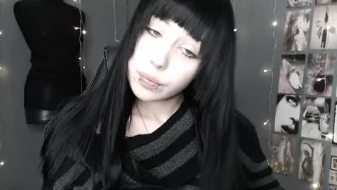 iiiiiiis online show from April 29, 8:24 pm