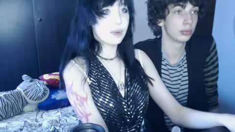 iiiiiiis online show from July 25, 2:48 pm