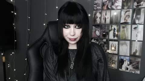 iiiiiiis online show from April 23, 12:29 pm