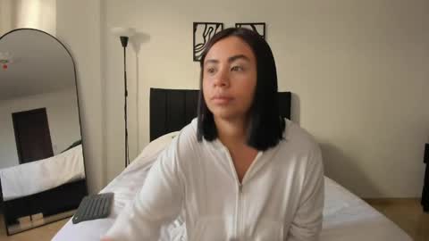 im_maitee online show from June 9, 12:05 pm
