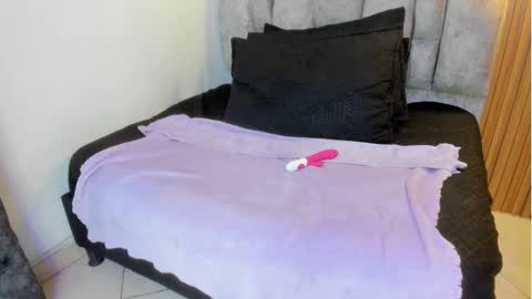 Mia online show from February 21, 6:00 pm