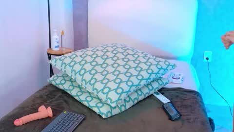 Snapshot of im_nova_w chatting on October 18, 8:02 pm nova online show from October 18, 8:02 pm