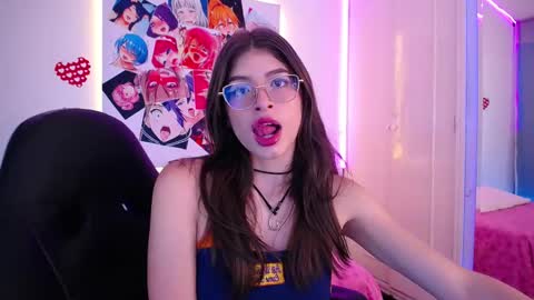 Snapshot of imchloe_ chatting on October 22, 8:32 pm Chloe online show from October 22, 8:32 pm