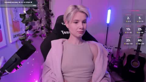 Snapshot of imnotmia chatting on February 19, 9:50 am Mia online show from February 19, 9:50 am