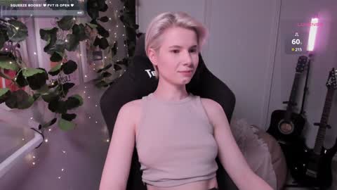 Snapshot of imnotmia chatting on February 4, 1:06 pm Mia online show from February 4, 1:06 pm