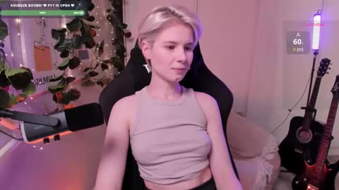 Snapshot of imnotmia chatting on February 9, 1:14 pm Mia online show from February 9, 1:14 pm