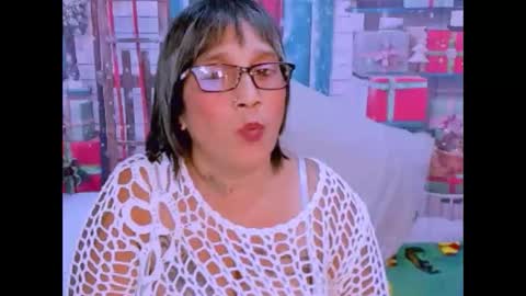 indianroxy27 online show from December 13, 8:15 pm