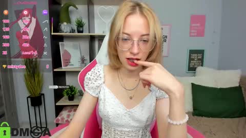 Mia online show from October 19, 3:49 pm