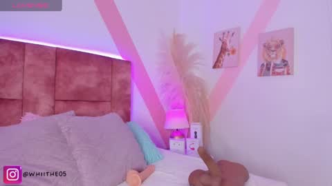 Snapshot of isabella_whiite chatting on September 21, 5:06 pm Isabella White online show from September 21, 5:06 pm