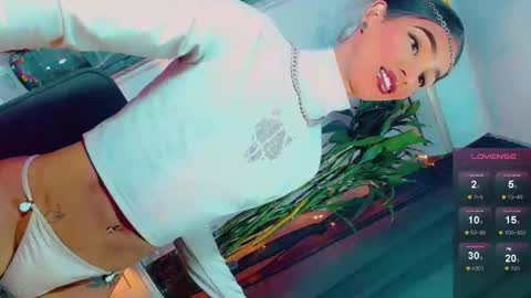 isabellagirs online show from April 25, 8:05 am