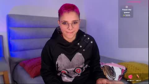 Isabella Mout  online show from October 3, 2:10 am