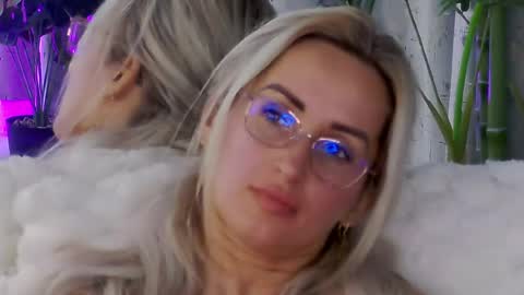 IsabelleEthan online show from July 10, 1:54 am