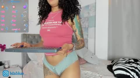 Isla Blue online show from May 3, 11:11 pm