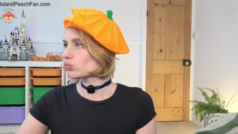 Lou  Peaches online show from October 25, 1:33 pm