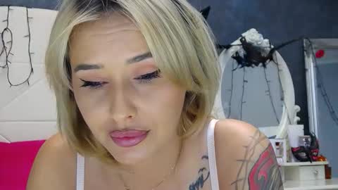 IssaSmyth online show from November 21, 8:12 am