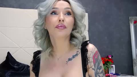 IssaSmyth online show from April 26, 7:17 am