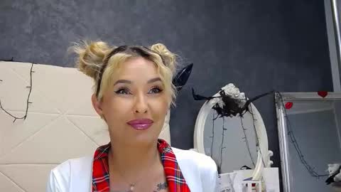 IssaSmyth online show from November 19, 7:40 am