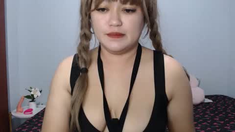 itslalaluna online show from March 12, 5:22 am