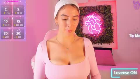 Itzel  online show from June 12, 3:00 pm
