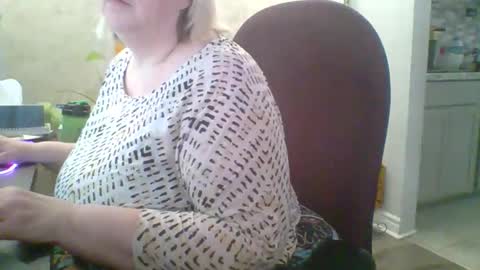 ivyjane3522 online show from April 22, 1:29 pm
