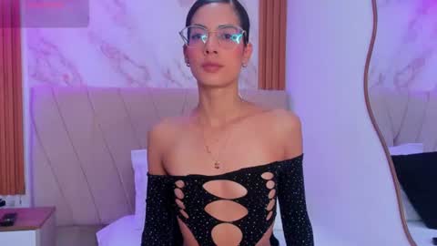 j_belle_ online show from July 20, 9:05 pm